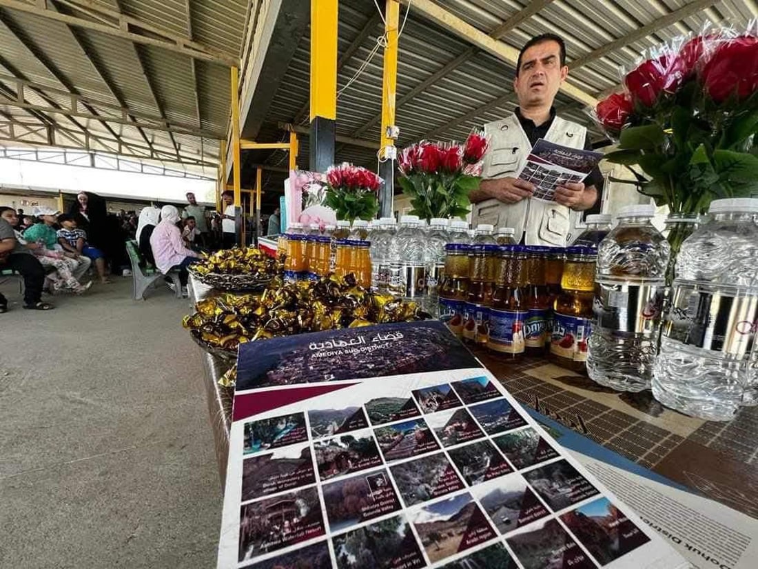 دهوك تستقبل سائحي العيد بالورد والحلوى.. وإجراءات الدخول أسهل (صور)