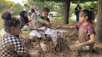 چالاککییەکی رێکخستووە تا منداڵان یاری بە قوڕ بکەن