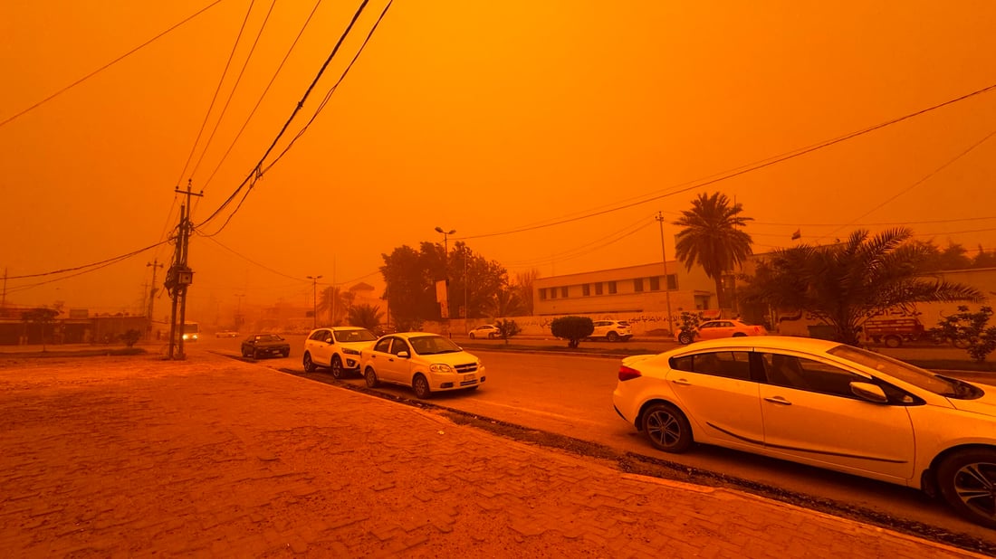 صور: عاصفة ترابية تحول سماء النجف إلى اللون الأحمر
