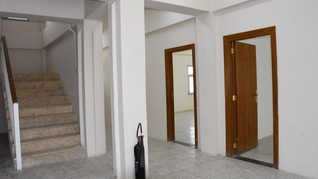 ناشط يثور من داخل مدارس المشخاب.. والرد بافتتاح بنايتين (صور)