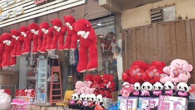 السماوة: هدايا عيد الحب لم تقتصر على الشباب.. وإن كانت غالية