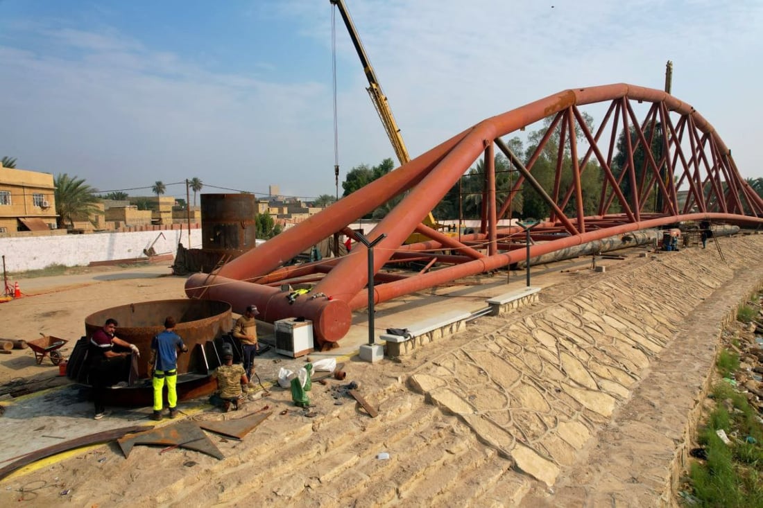“كرين عملاق” يعطل أعمال “الجسر المقوس” في الحلة.. ومهندس يبتكر طريقة