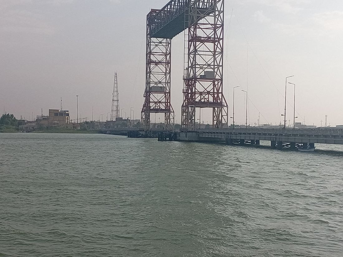 عطل في الفتحة الملاحية لجسر التنومة.. البلم العشاري أنقذ الموقف مؤقتاً (صور)
