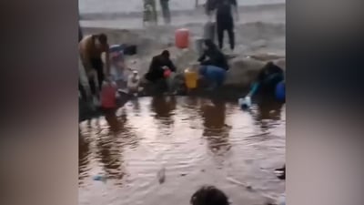 مصائب قوم.. سوّاق يملؤون دراجاتهم من “بركة بنزين” في الكوت! (فيديو)