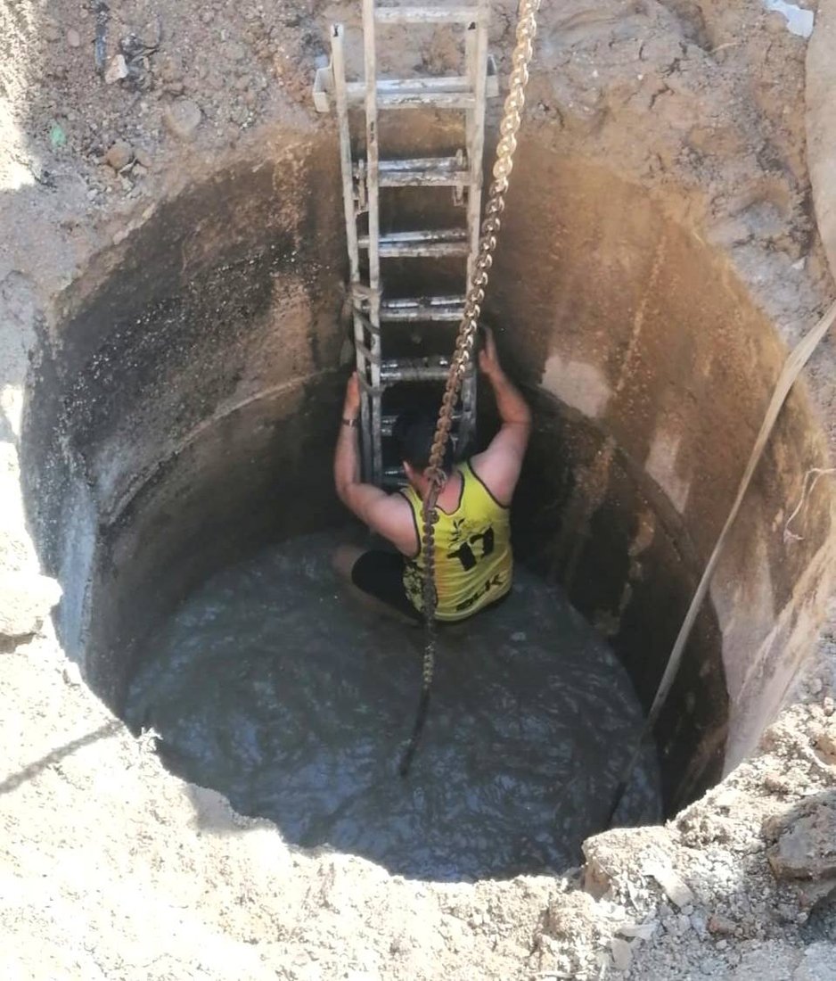 صور: بطل من الفلوجة غاص في المجاري أياماً عدة.. وأنقذ أحياء مدينته من الغرق