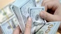الدولار يقلص الفارق مع الدينار العراقي ويقترب من السعر الرسمي بـ11 ألف دينار
