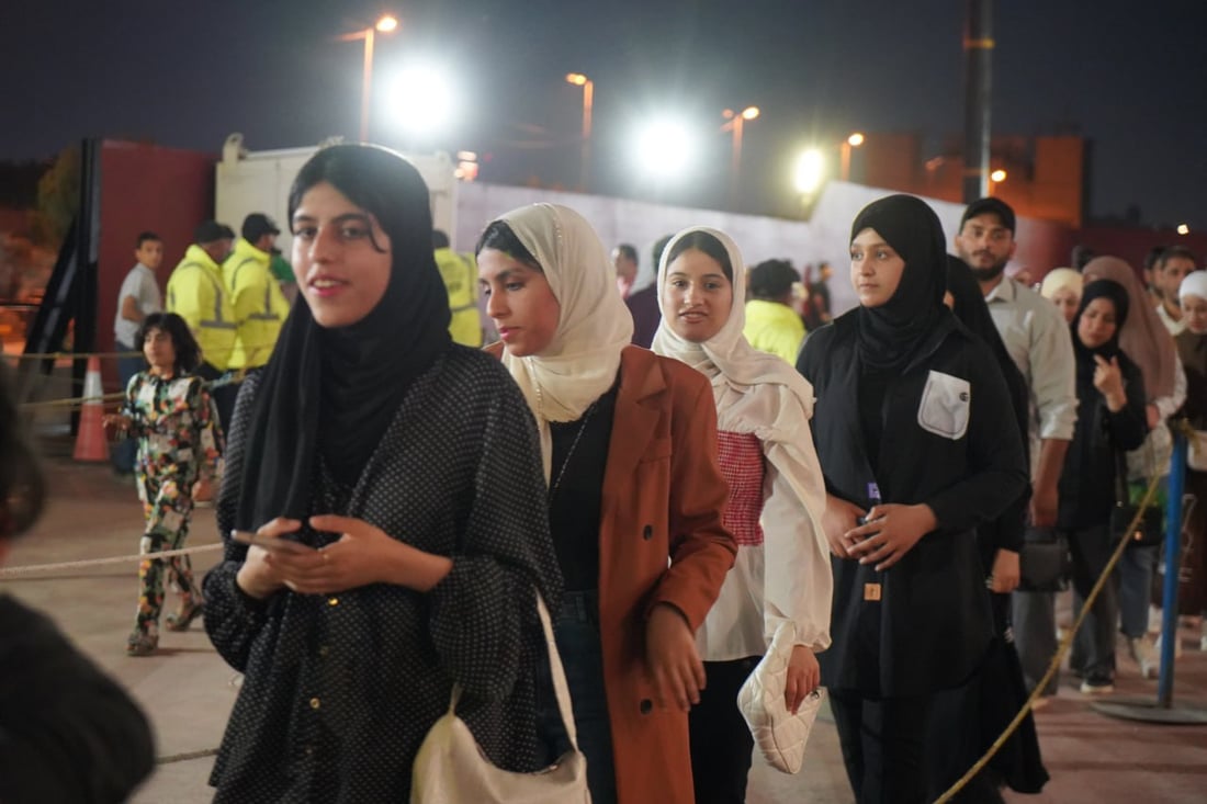 طوابير البصريين تصطف أمام “لوغاس هوب”.. معرض الكتاب يرسو في شط العرب (فيديو)