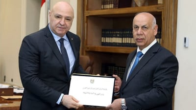 وزير الثقافة يسلم الرئيس اللبناني دعوة رسمية للحضور إلى القمة العربية في بغداد