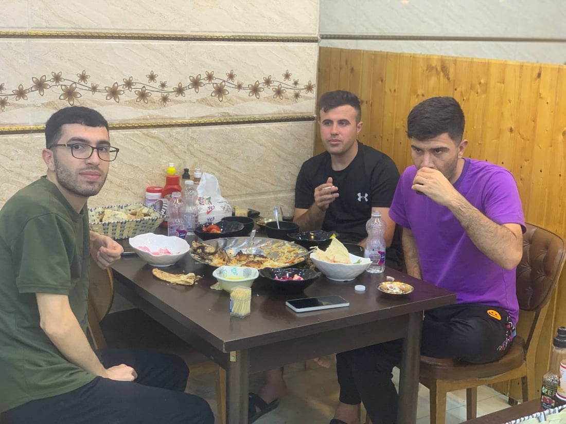 يقصده حتى أهل ربيعة.. مطعم “سليمان” الأشهر في زمار يبيع 200 دجاجة يومياً (صور)