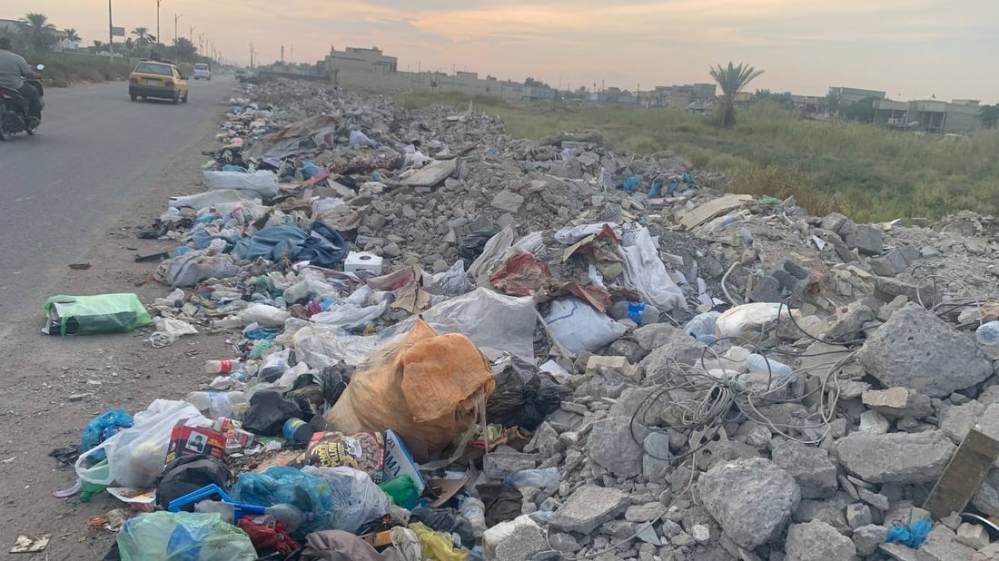 النفايات تحاصر “شمر” في هور رجب.. أمانة بغداد في طريقها لإنقاذ الموقف (صور)