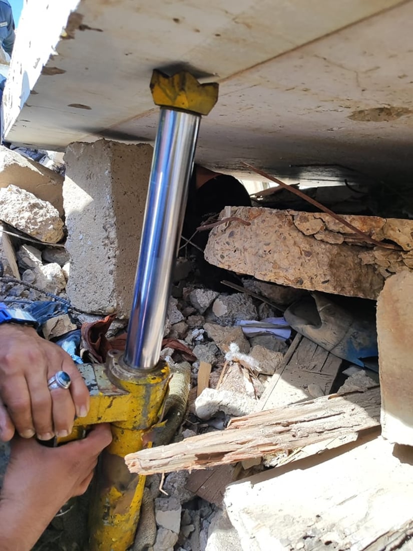 إنقاذ عامل نظافة من تحت سقف مبنى متهالك سقط فوقه (صور)