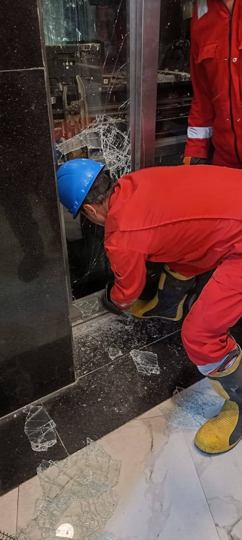 صور من عملية انقاذ شاب علق في مصعد مقهى “انتيكا” الموصلي