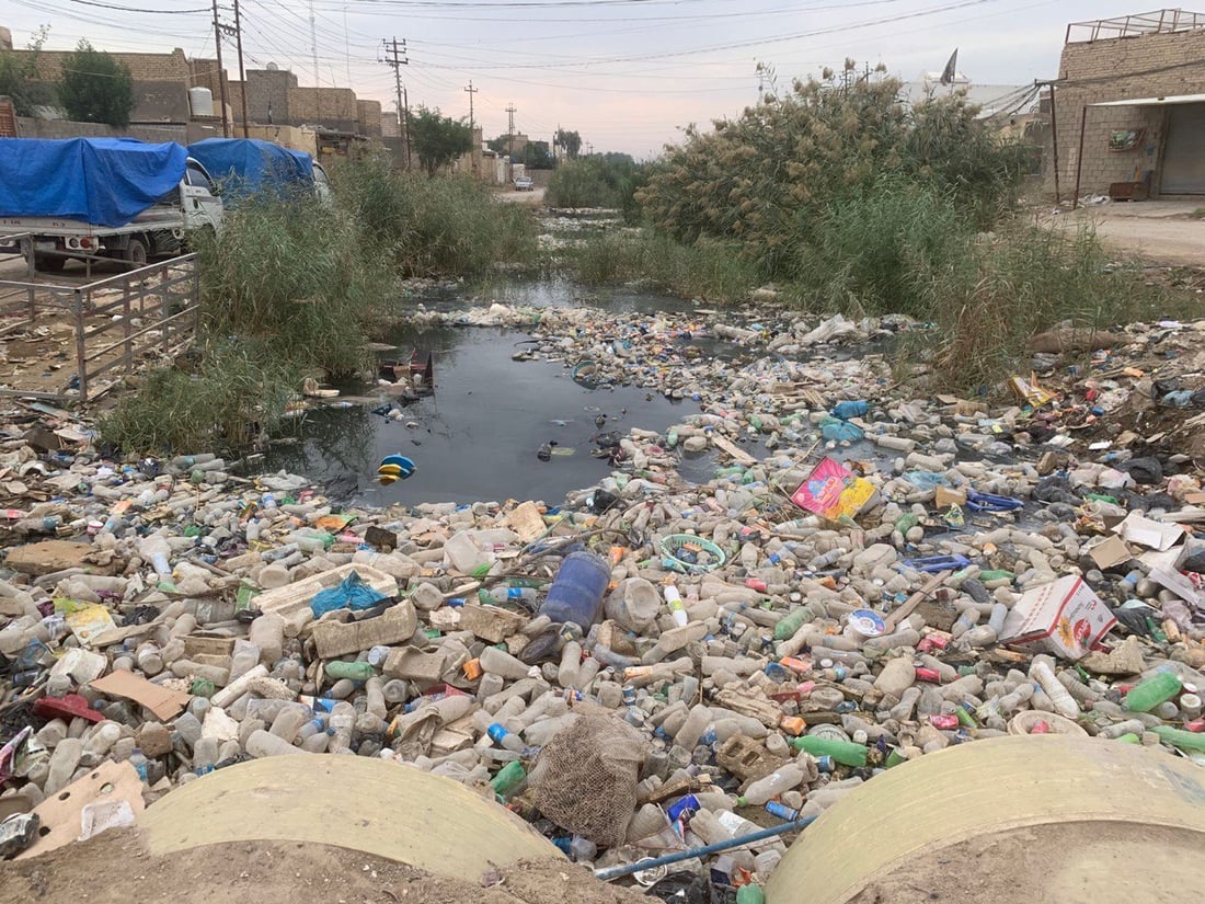 ناشط بابلي ينشر صوراً صادمة لنهر القاسم وهو “يغرق” في النفايات