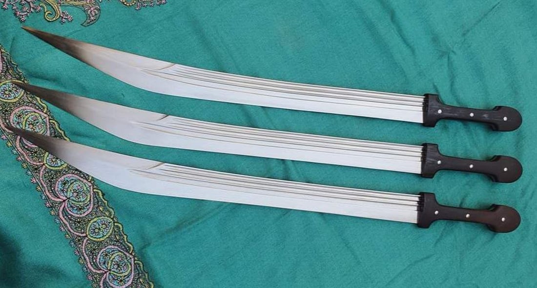 صور لسيوف طويريج البتارة.. يستغرق صنع القطعة 15 يوماً!