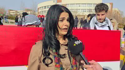 مامۆستایەکی زانکۆ بە ئاڵایەک پشتگیری رۆژئاوا دەکات