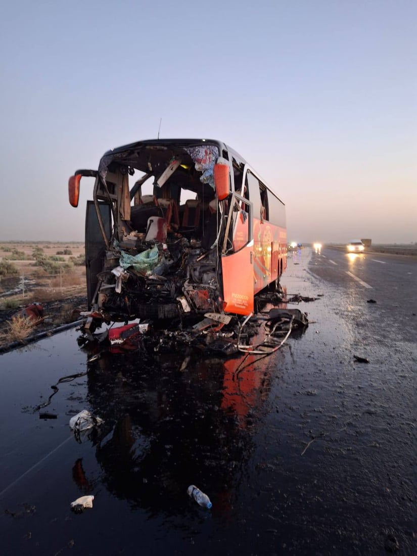 صور من حادث الديوانية المروع.. حافلة الزوار الإيرانيين ارتطمت بصهريج نفط