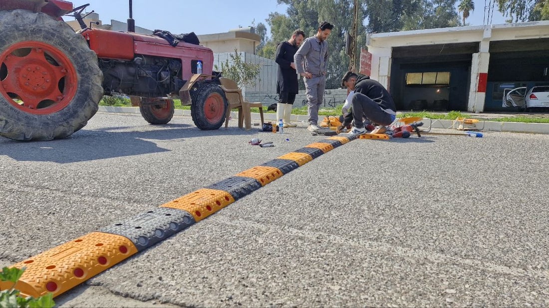 لا تسرع أمام محطة كهرباء الدبس.. الدائرة نصبت المطبات والبلدية تعاونت (صور)