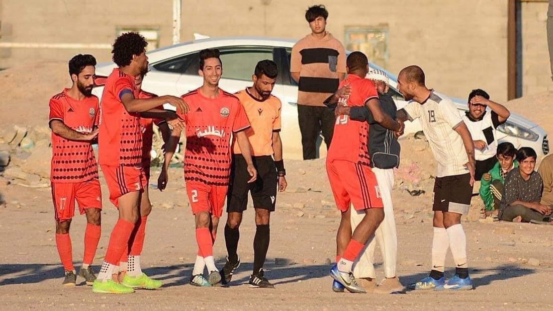 كل ملاعب الزبير تعرف أبو عادل.. يبيع الداطلي للجمهور ويشجع الطلبة بلا توقف