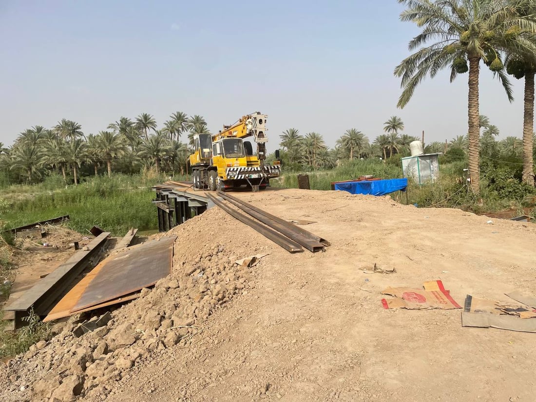 صور من مشروع جسر “البخاترة” في المشخاب.. الطريق إلى “الغربات” أسهل