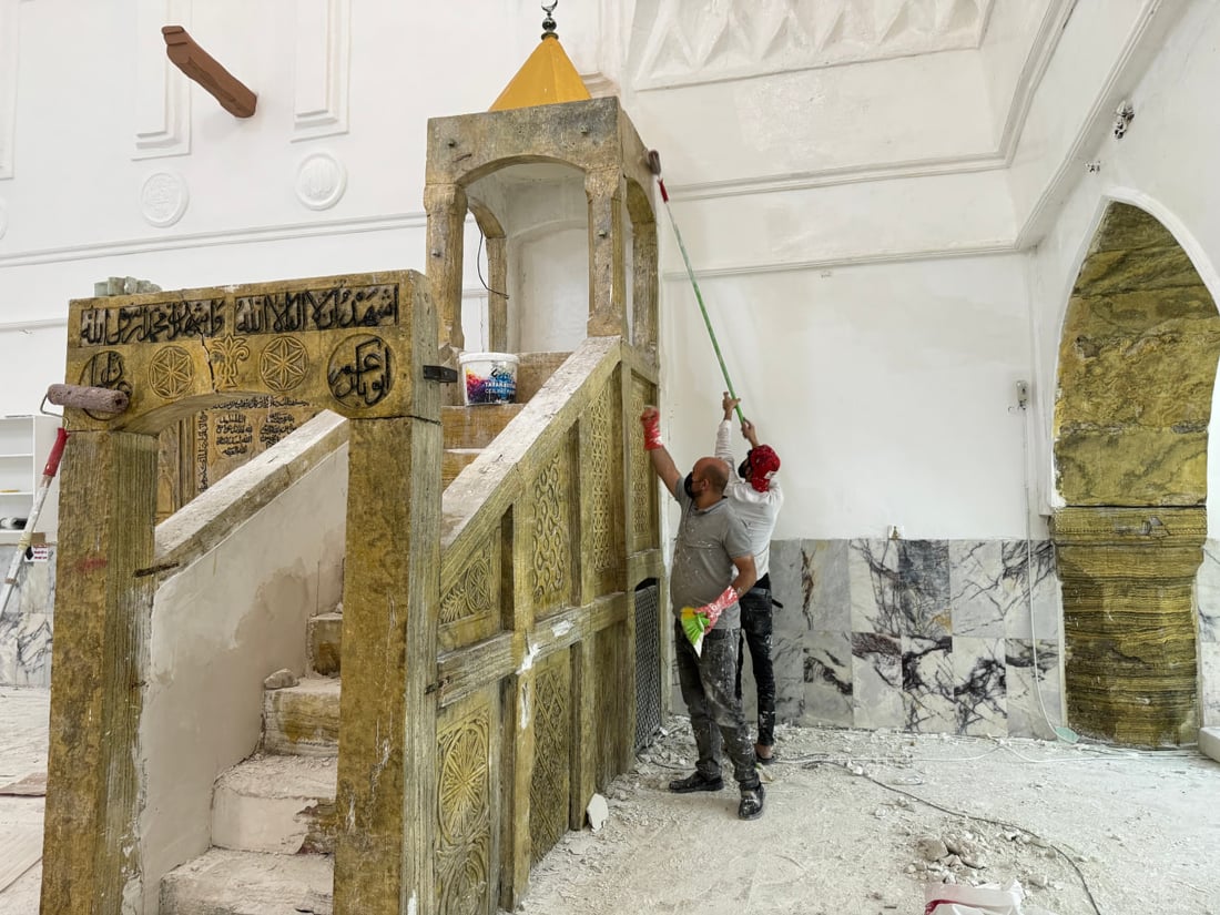 صور: مسجد كويسنجق يكتسي باللون الأبيض.. متبرعون تكفلوا بطلاء المبنى التاريخي