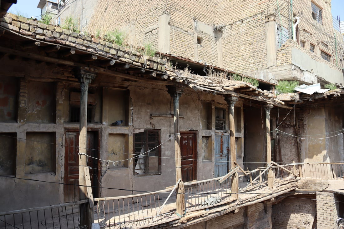 فيديو من “خان المدامغة” في الكاظمية: آخر شاهد على العهد العثماني تحوّل إلى “گراج”