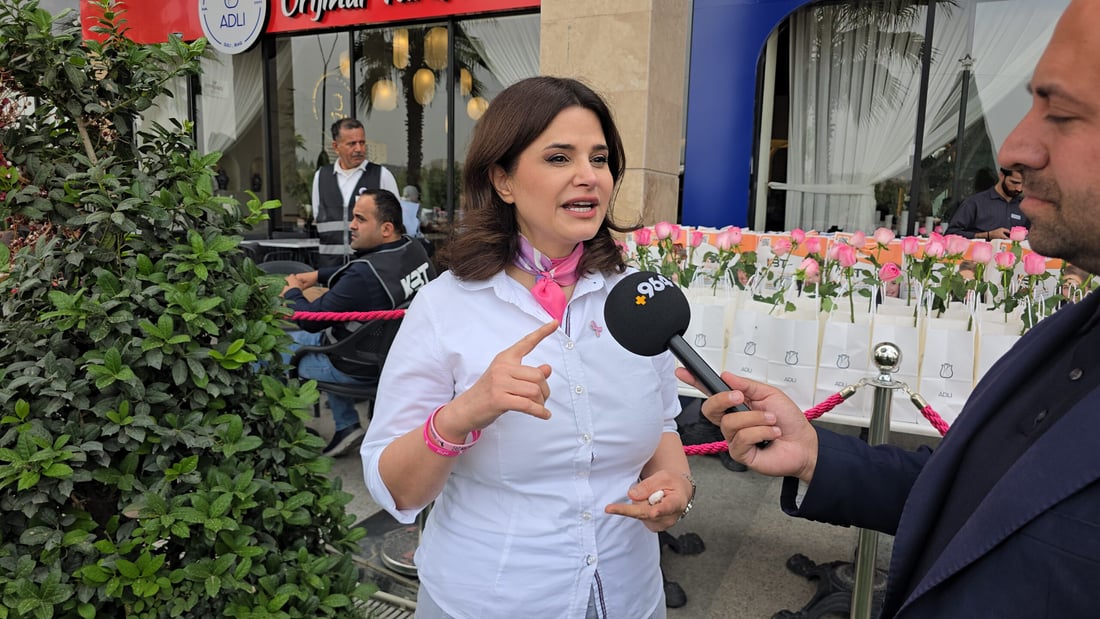 دکتۆرە هاژە 23 ساڵە دەوای دەردی نەخۆشێکە