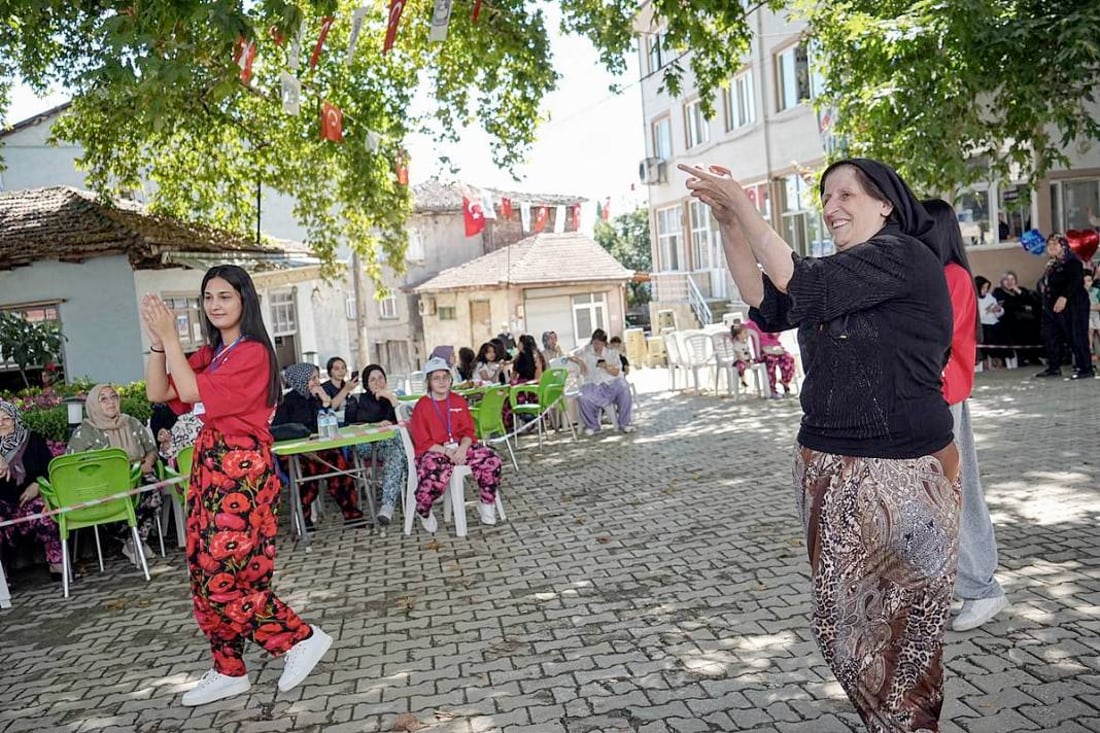 ساڵانه‌ رۆژێك پیاوان له‌ گوند ده‌رده‌كرێن و ژنان كاره‌كان راده‌په‌ڕێنن