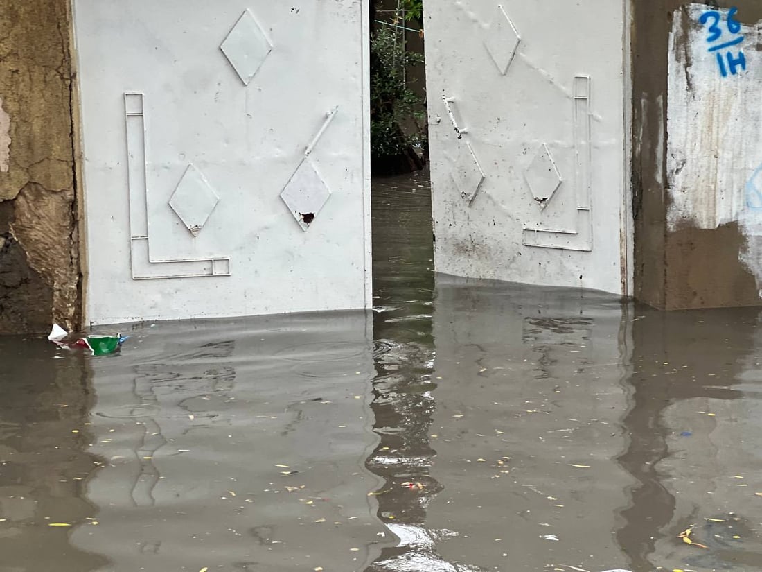 صور من داقوق الآن: الأمطار أغرقت السيارات واجتاحت المنازل وأسقطت أعمدة الكهرباء