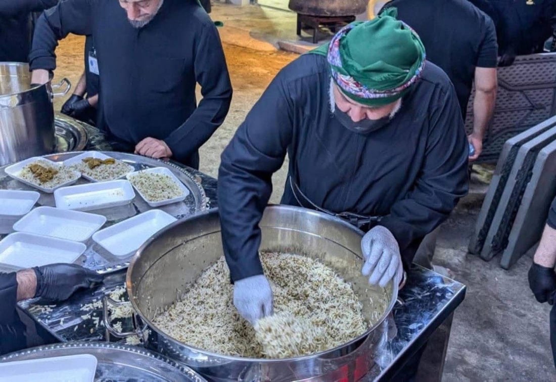 الصدر يتفحص القدور في مضيف الحنانة