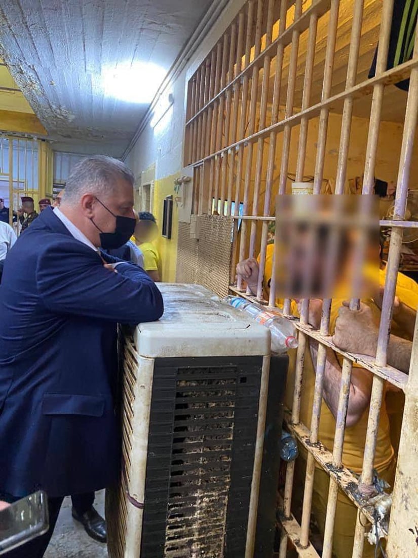 صور: أرشد الصالحي مع نائبتين يتحققون من وزن الصمونة في سجن بغداد المركزي