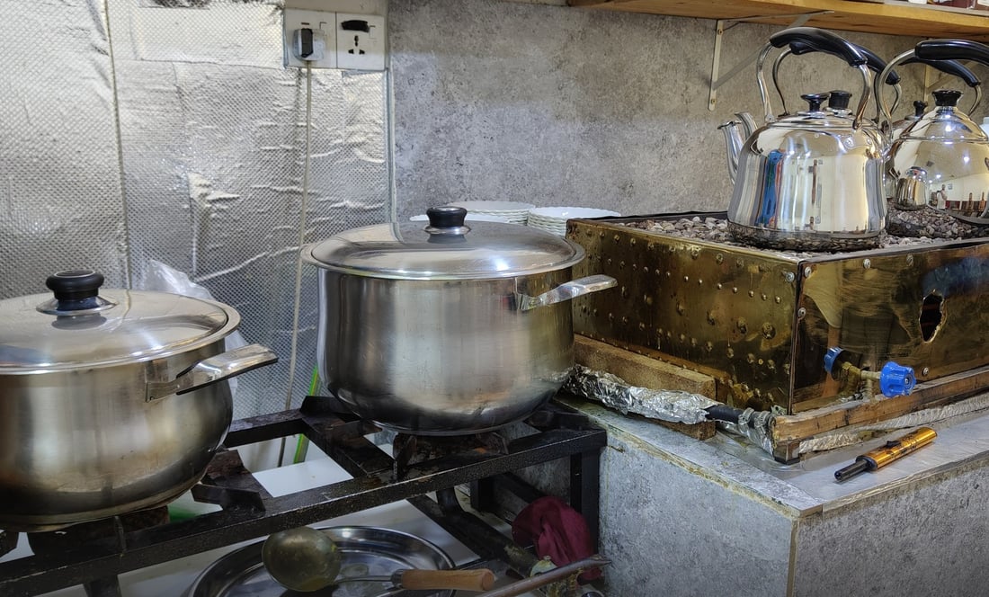 “چایچي” يمنع التدخين في المقهى 4 ساعات يومياً (صور)