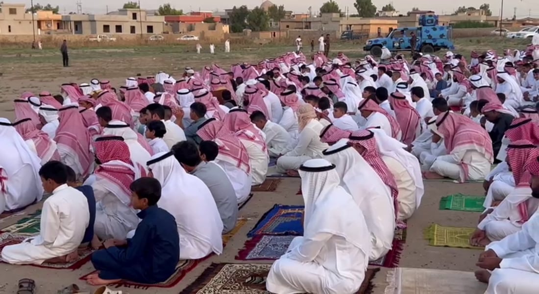 “الغتر” الحمراء غطت مروج ربيعة.. الجميع حضر لأداء صلاة العيد (صور)