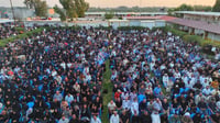 أنت وحظك: صور للتجمع الكبير أثناء توزيع 3 آلاف قطعة في و...