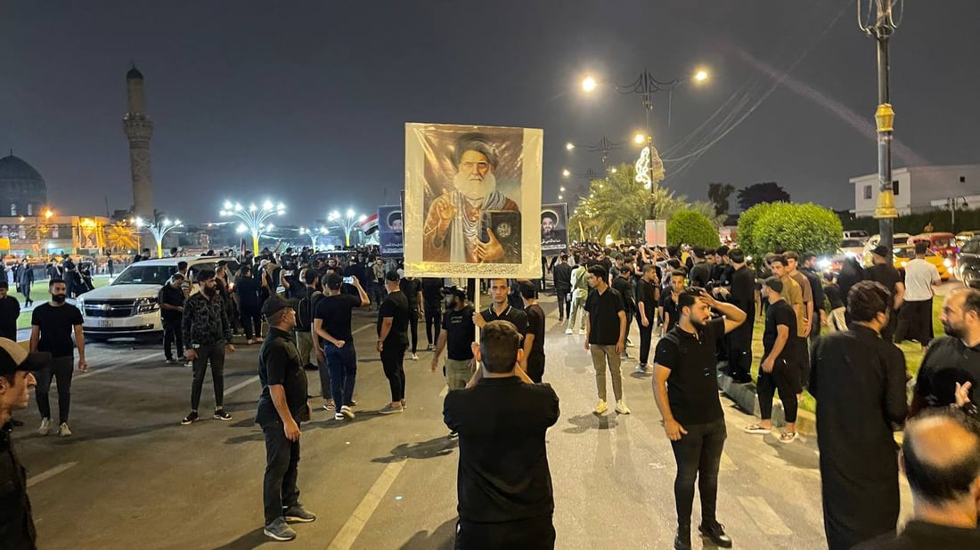 صور ليلية من مدينة الصدر.. حشود تحمل الشموع والتابوت الرمزي في ساحة مظفر