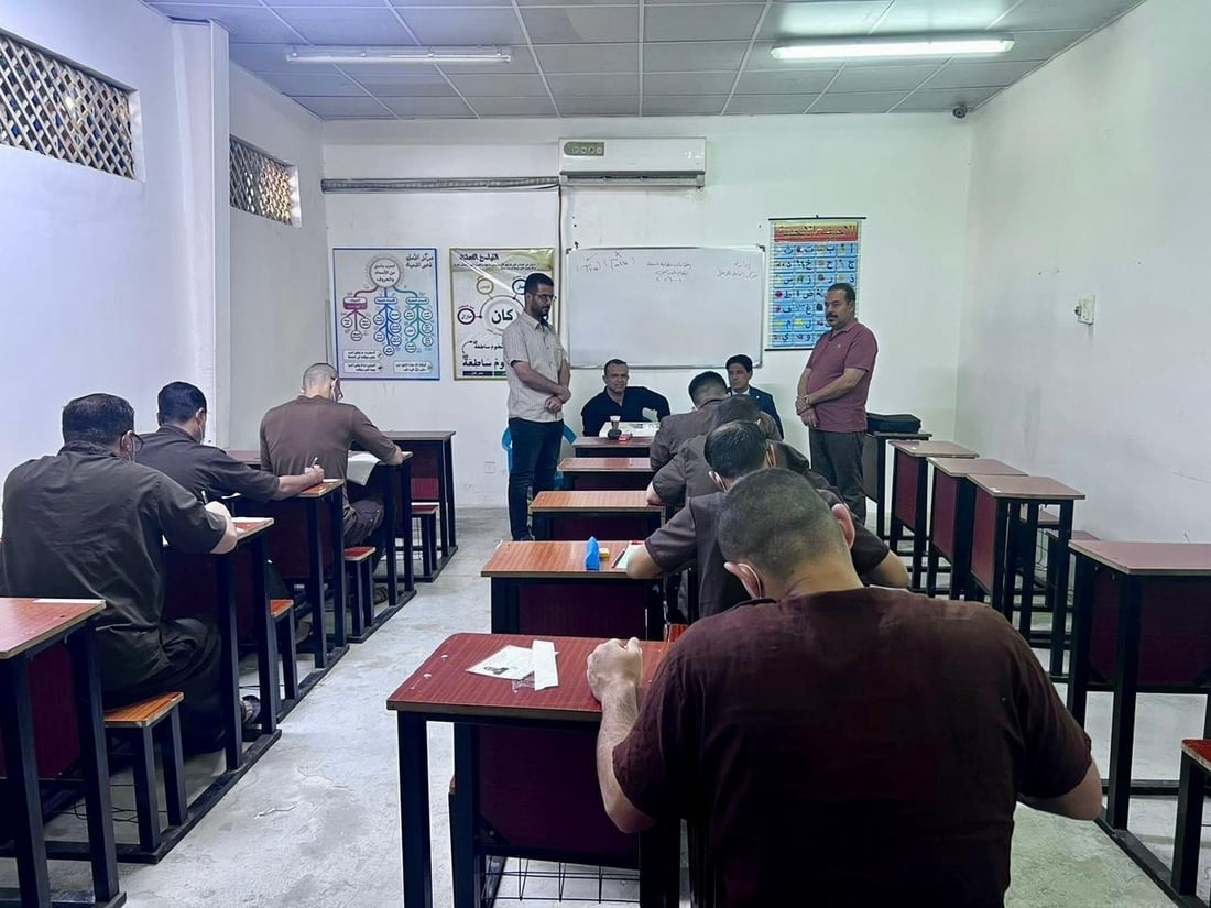 صور من امتحانات الابتدائية في سجون العراق