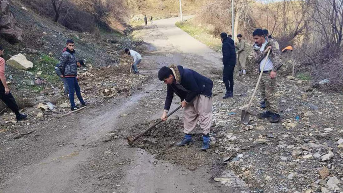 صور: الأهالي يفتحون الطرق الجبلية بعد انزلاق الصخور والأشجار في سيول السليمانية