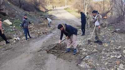 صور: الأهالي يفتحون الطرق الجبلية بعد انزلاق الصخور والأشجار في سيول السليمانية