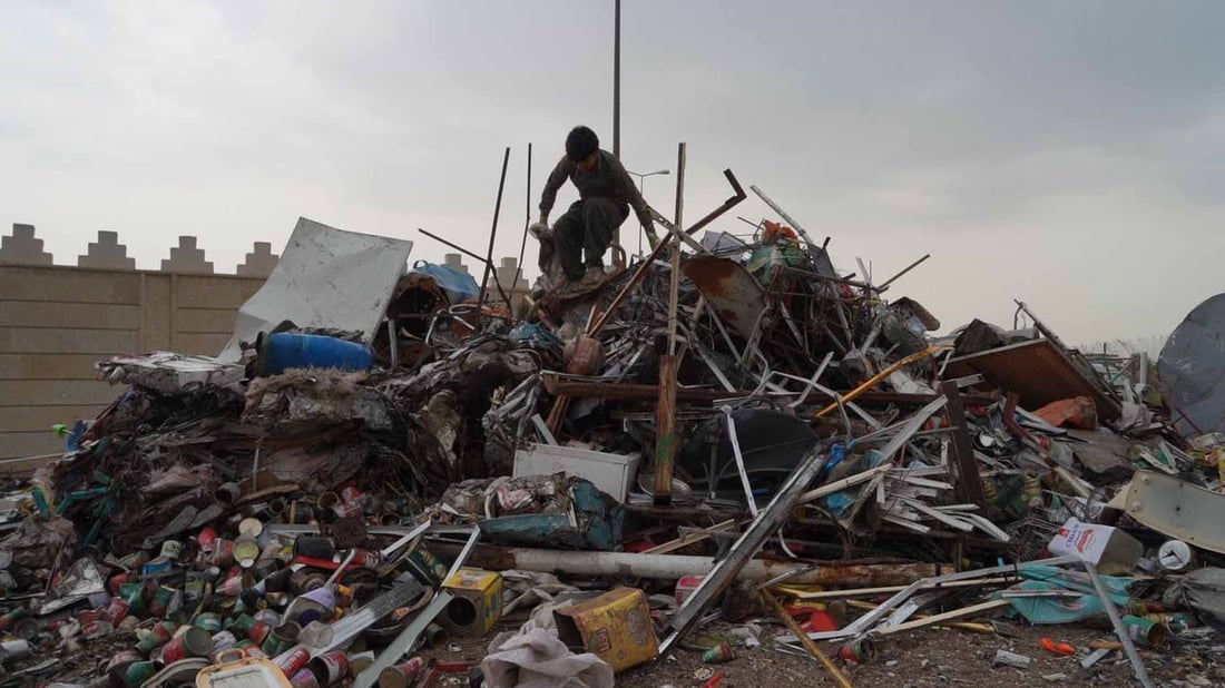 Mohammed Abdul Karim, a young man who works in separating iron from plastic. Photo: 964media





