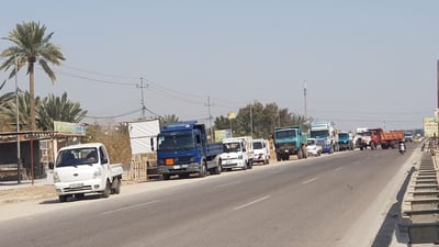 صور: الكاز يشل حركة النقل في الحلة.. سائقو “الكيات” ينامون أمام “البانزيخانة”