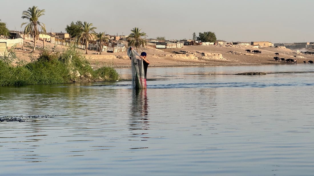 لم يعد الصيد ممتعاً في شط المشخاب.. زوارق “النتل” قضت على السمك و”الرفش”