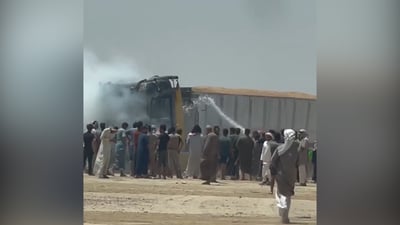 تماس كهربائي يحرق رأس تريلة في صلاح الدين والإطفاء تنقذ حمولة القمح (فيديو)