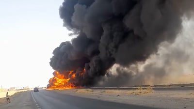 فيديو: انقلاب واحتراق صهريج محمل بالمشتقات النفطية على طريق تكريت – بيجي