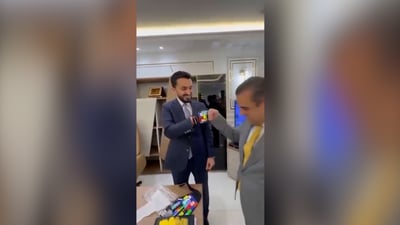 مصطفى سند يرتدي قفازات حارس مرمى في مبنى الوزارة.. هدية حسين عرب للوزير الجديد