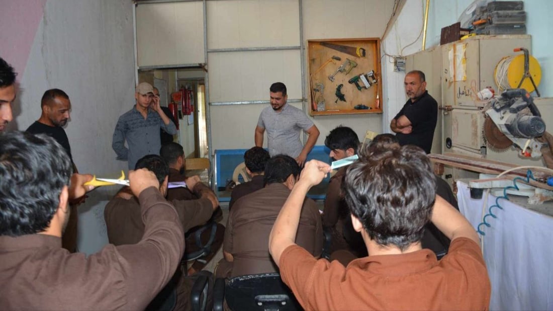 صور: نزلاء سجن “الخنّاق” يتعلمون فنون الحلاقة ويستعدون لبطولة كرة في السماوة