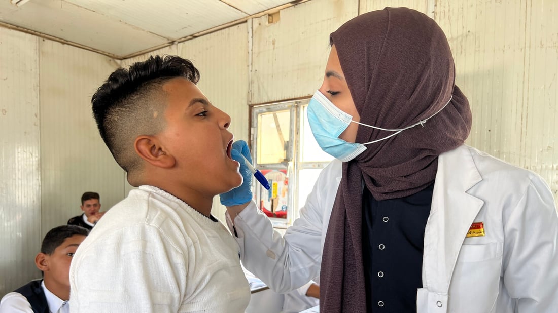 صور: فرق صحية تجوب مدارس سفوان لفحص أسنان التلاميذ.. حملة برعاية الهلال الأحمر