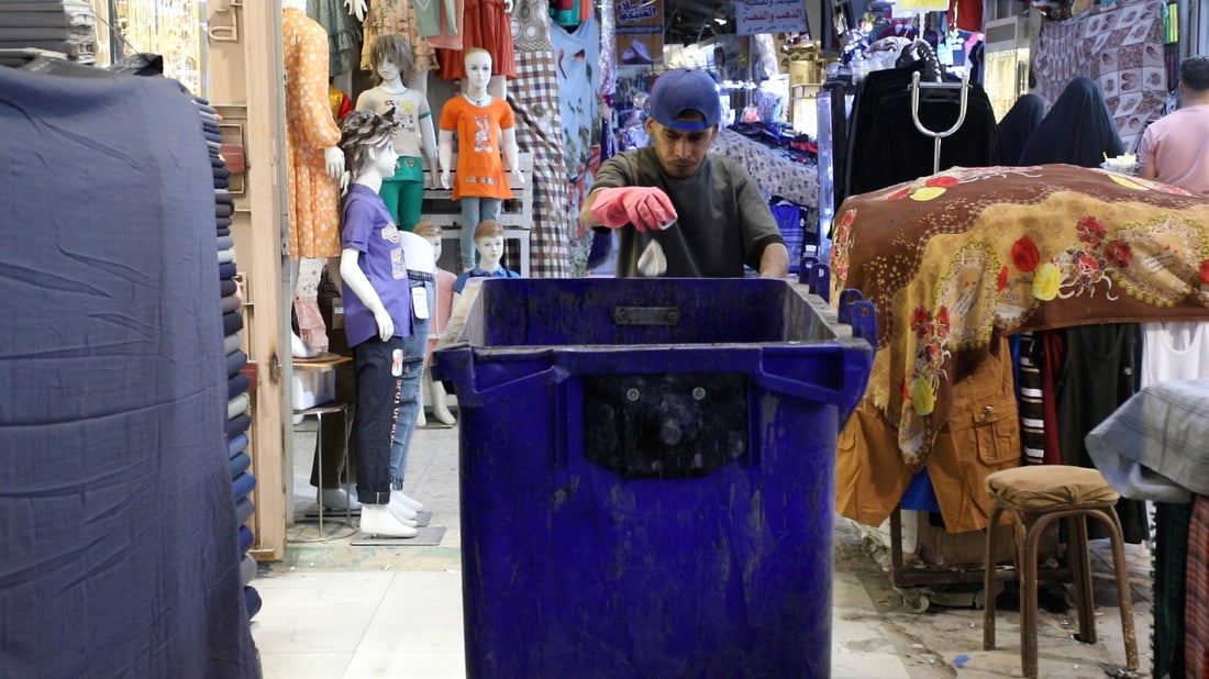 يتواصل بالإشارة ويعادل 5 عمال.. حيدر ينظف سوق الديوانية 4 سنوات بلا راتب (صور)