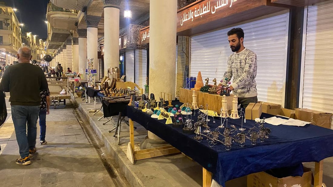 صور: ليل المتنبي لا يقل جمالاً عن نهاره.. باعة إندومي ودولمة وجبس نيتروجين!