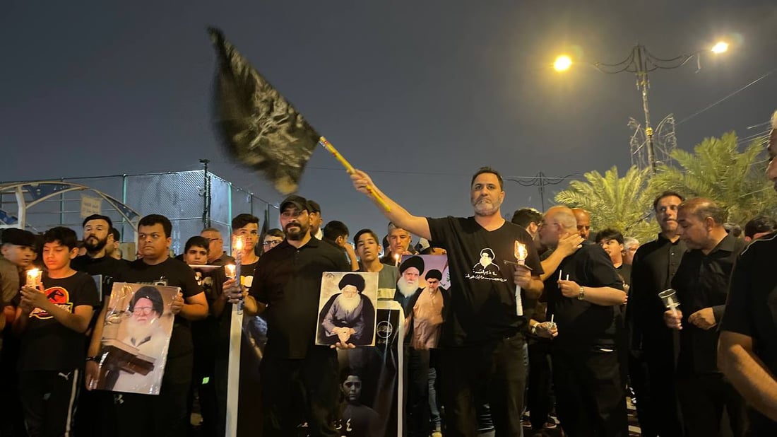 صور ليلية من مدينة الصدر.. حشود تحمل الشموع والتابوت الرمزي في ساحة مظفر