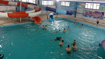 ألعاب ومسابقات وكافتريا.. “حيفا” يقدم تجربة المدينة المائية لأهالي المشتل (صور)