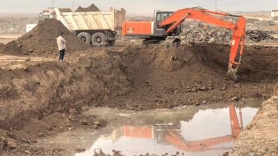 البصرة: حفر الشقوق الارضية لمنع “الدوّارة” من حرق النفايات في شط العرب